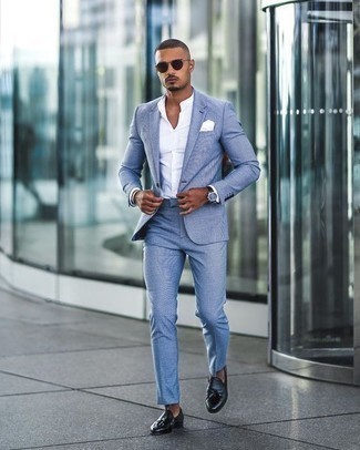 Look alla moda per uomo: Abito azzurro, Camicia elegante bianca, Mocassini con nappine in pelle blu scuro, Fazzoletto da taschino bianco