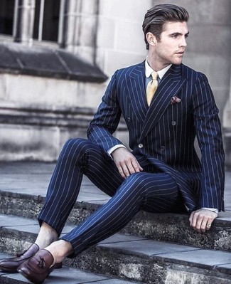 Come indossare e abbinare una cravatta dorata per un uomo di 20 anni: Abbina un abito a righe verticali blu scuro con una cravatta dorata come un vero gentiluomo. Mettiti un paio di mocassini con nappine in pelle bordeaux per un tocco più rilassato.