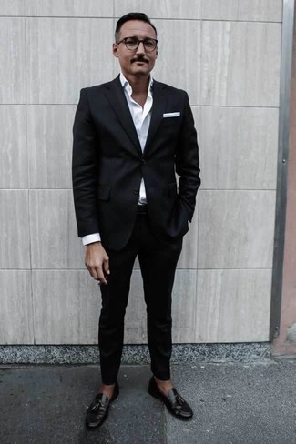 Look alla moda per uomo: Abito nero, Camicia elegante bianca, Mocassini con nappine in pelle neri, Fazzoletto da taschino bianco
