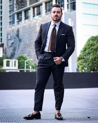 Come indossare e abbinare una cravatta marrone per un uomo di 30 anni: Indossa un abito blu scuro e una cravatta marrone come un vero gentiluomo. Mettiti un paio di mocassini con nappine in pelle marrone scuro per avere un aspetto più rilassato.