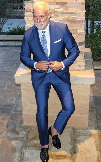 Come indossare e abbinare una cravatta di seta a pois azzurra per un uomo di 60 anni: Una scelta semplice come un abito blu e una cravatta di seta a pois azzurra può distinguerti dalla massa. Per distinguerti dagli altri, calza un paio di mocassini con nappine in pelle neri.