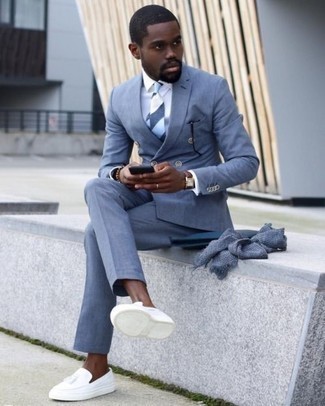 Look alla moda per uomo: Abito azzurro, Camicia elegante bianca, Mocassini con nappine di tela bianchi, Pochette in pelle blu