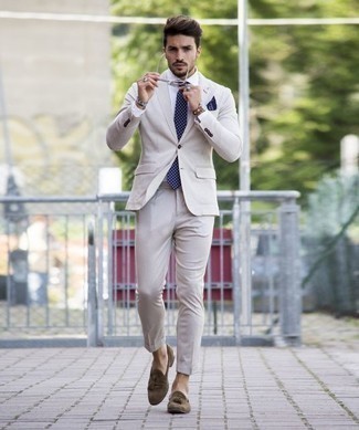 Quale mocassini eleganti indossare con un abito beige in modo formale: Metti un abito beige e una camicia elegante bianca per essere sofisticato e di classe. Per un look più rilassato, calza un paio di mocassini eleganti.