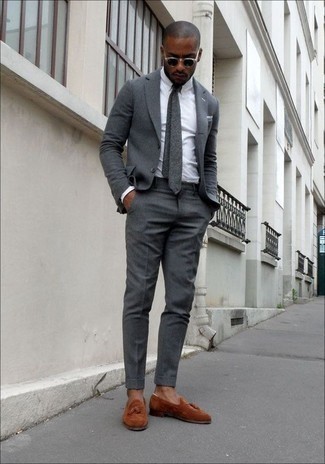 Come indossare e abbinare una cravatta grigia per un uomo di 30 anni: Metti un abito grigio e una cravatta grigia per essere sofisticato e di classe. Scegli un paio di mocassini con nappine in pelle scamosciata terracotta per avere un aspetto più rilassato.