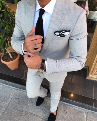 Quale mocassini eleganti indossare con un abito grigio: Sfrutta al meglio la raffinatezza e l'eleganza con un abito grigio e una camicia elegante bianca. Per distinguerti dagli altri, calza un paio di mocassini eleganti.