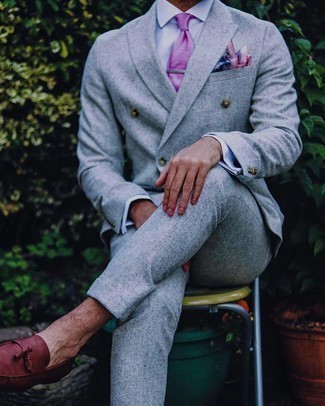 Look alla moda per uomo: Abito grigio, Camicia elegante bianca, Mocassini con nappine in pelle marroni, Cravatta viola melanzana