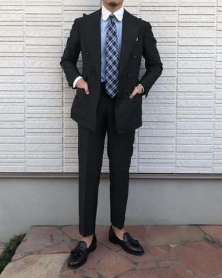 Come indossare e abbinare una cravatta scozzese blu per un uomo di 30 anni in modo formale: Metti un abito nero e una cravatta scozzese blu come un vero gentiluomo. Per un look più rilassato, calza un paio di mocassini con nappine in pelle neri.