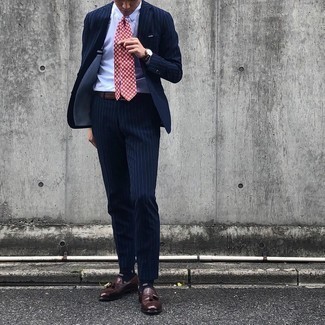 Come indossare e abbinare una cravatta stampata rossa in modo formale: Combina un abito a righe verticali blu scuro con una cravatta stampata rossa come un vero gentiluomo. Per distinguerti dagli altri, indossa un paio di mocassini con nappine in pelle marrone scuro.