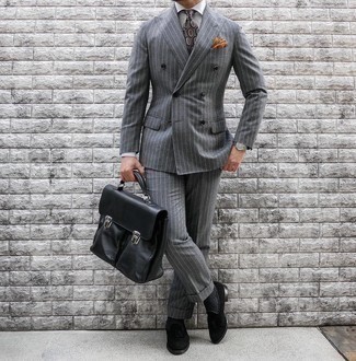 Come indossare e abbinare una cravatta stampata grigia: Combina un abito a righe verticali grigio con una cravatta stampata grigia per essere sofisticato e di classe. Per un look più rilassato, indossa un paio di mocassini con nappine in pelle scamosciata neri.