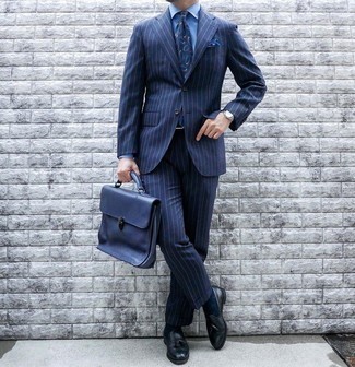 Come indossare e abbinare una cravatta stampata blu scuro per un uomo di 30 anni: Sfoggia il tuo aspetto migliore con un abito a righe verticali blu scuro e una cravatta stampata blu scuro. Scegli un paio di mocassini con nappine in pelle neri come calzature per un tocco più rilassato.