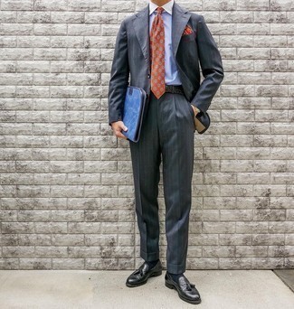 Come indossare e abbinare una cravatta stampata arancione quando fa caldo in modo formale: Opta per un abito a righe verticali grigio scuro e una cravatta stampata arancione per essere sofisticato e di classe. Se non vuoi essere troppo formale, calza un paio di mocassini con nappine in pelle neri.
