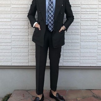 Come indossare e abbinare una cravatta scozzese blu per un uomo di 30 anni in modo formale: Indossa un abito nero con una cravatta scozzese blu per un look elegante e alla moda. Non vuoi calcare troppo la mano con le scarpe? Scegli un paio di mocassini con nappine in pelle neri per la giornata.