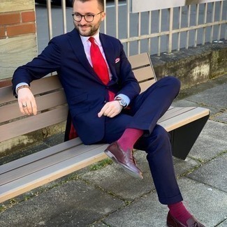 Come indossare e abbinare una cravatta rossa per un uomo di 30 anni: Potresti abbinare un abito blu scuro con una cravatta rossa per essere sofisticato e di classe. Mettiti un paio di mocassini con nappine in pelle bordeaux per un tocco più rilassato.