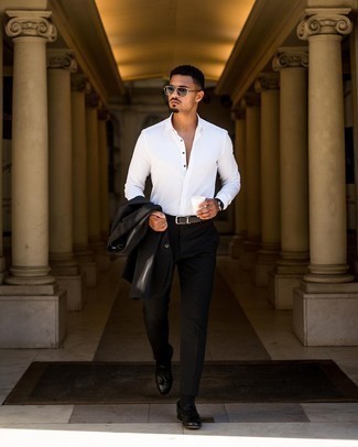 Moda uomo anni 20 in modo formale: Metti un abito nero e una camicia elegante bianca per una silhouette classica e raffinata