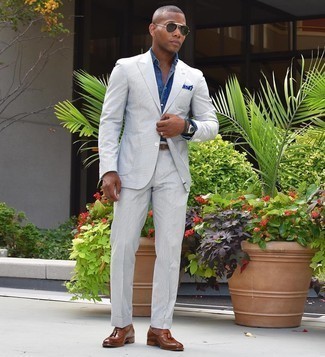 Moda uomo anni 20 in modo formale: Una scelta semplice come una camicia elegante in chambray blu può distinguerti dalla massa.