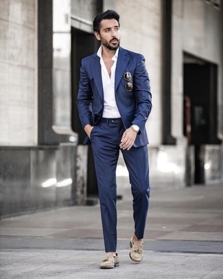 Quale camicia elegante indossare con mocassini eleganti beige: Potresti combinare una camicia elegante con un abito blu scuro come un vero gentiluomo. Per distinguerti dagli altri, scegli un paio di mocassini eleganti beige come calzature.