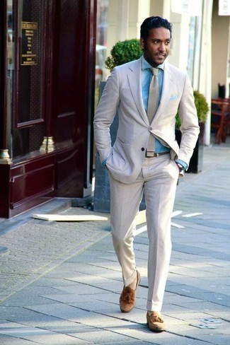 Quale mocassini eleganti indossare con un abito beige: Opta per un abito beige e una camicia elegante in chambray azzurra come un vero gentiluomo. Mocassini eleganti renderanno il tuo look davvero alla moda.