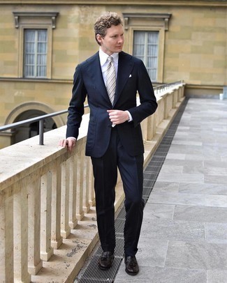 Come indossare e abbinare una cravatta beige per un uomo di 30 anni: Abbina un abito blu scuro con una cravatta beige per un look elegante e alla moda. Per un look più rilassato, scegli un paio di mocassini con nappine in pelle marrone scuro.