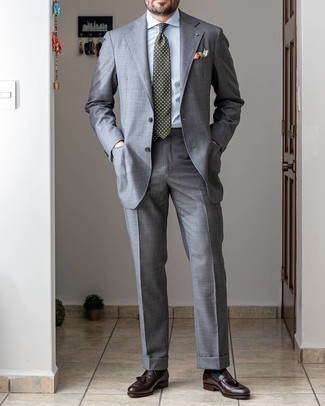 Look alla moda per uomo: Abito grigio, Camicia elegante azzurra, Mocassini con nappine in pelle marrone scuro, Cravatta a pois verde scuro