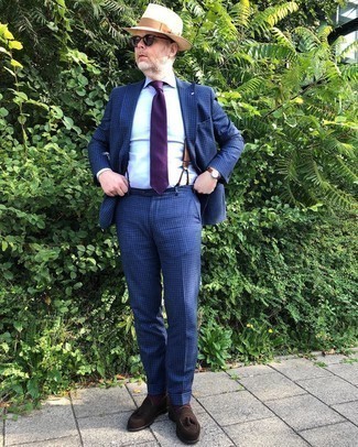 Come indossare e abbinare una cravatta per un uomo di 40 anni: Metti un abito a quadri blu scuro e una cravatta per un look elegante e di classe. Prova con un paio di mocassini con nappine in pelle scamosciata marrone scuro per un tocco più rilassato.