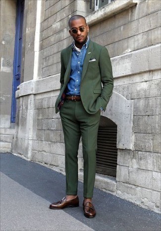 Quale mocassini con nappine indossare con un abito verde oliva: Potresti combinare un abito verde oliva con una camicia elegante in chambray blu come un vero gentiluomo. Per un look più rilassato, calza un paio di mocassini con nappine.