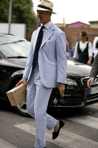 Quale abito indossare con mocassini eleganti blu scuro in modo formale: Scegli un abito e una camicia elegante bianca come un vero gentiluomo. Se non vuoi essere troppo formale, scegli un paio di mocassini eleganti blu scuro come calzature.