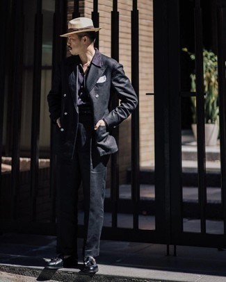 Look alla moda per uomo: Abito nero, Camicia elegante blu scuro, Mocassini con nappine in pelle neri, Borsalino di paglia beige