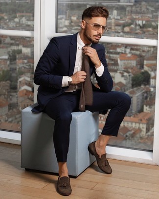 Come indossare e abbinare una cravatta marrone: Combina un abito blu scuro con una cravatta marrone come un vero gentiluomo. Per un look più rilassato, prova con un paio di mocassini con nappine in pelle scamosciata marrone scuro.