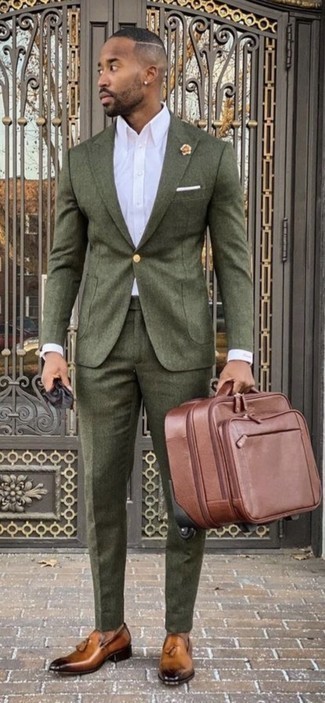 Come indossare e abbinare un borsone in pelle per un uomo di 30 anni: Un abito verde oliva e un borsone in pelle si adattano perfettamente a ogni genere di attività per il weekend. Completa il tuo abbigliamento con un paio di mocassini con nappine in pelle terracotta.