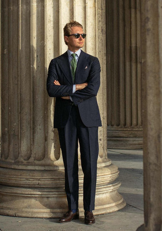 Come indossare e abbinare una cravatta stampata verde per un uomo di 30 anni: Abbina un abito nero con una cravatta stampata verde per un look elegante e di classe. Per distinguerti dagli altri, indossa un paio di mocassini con nappine in pelle marrone scuro.