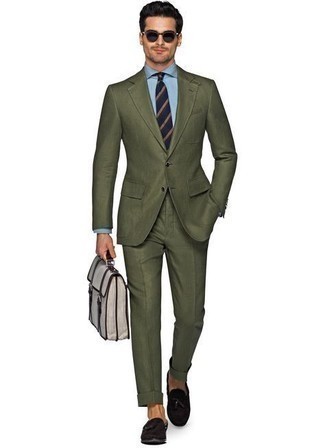 Come indossare e abbinare una borsa grigia: Mostra il tuo stile in un abito verde oliva con una borsa grigia per un look raffinato per il tempo libero. Opta per un paio di mocassini con nappine in pelle scamosciata marrone scuro per un tocco virile.