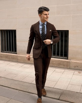 Quale mocassini eleganti indossare con un abito marrone: Potresti indossare un abito marrone e una camicia elegante azzurra per essere sofisticato e di classe. Mocassini eleganti renderanno il tuo look davvero alla moda.