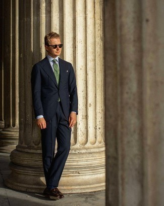 Come indossare e abbinare una cravatta verde in modo formale: Prova a combinare un abito blu scuro con una cravatta verde per un look elegante e di classe. Abbina questi abiti a un paio di mocassini con nappine in pelle marrone scuro.