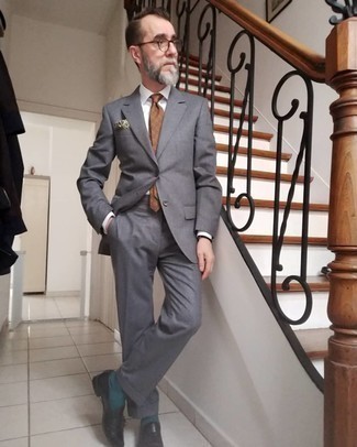 Come indossare e abbinare scarpe eleganti per un uomo di 50 anni: Prova a combinare un abito grigio con una camicia elegante bianca per una silhouette classica e raffinata Scarpe eleganti sono una buona scelta per completare il look.