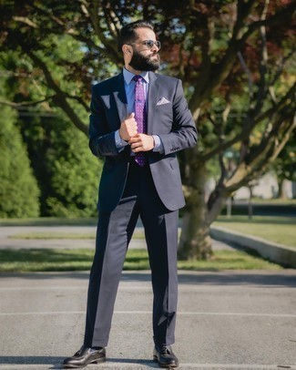 Come indossare e abbinare una cravatta melanzana scuro per un uomo di 30 anni in modo formale: Combina un abito blu scuro con una cravatta melanzana scuro per un look elegante e di classe. Perché non aggiungere un paio di mocassini con nappine in pelle neri per un tocco più rilassato?