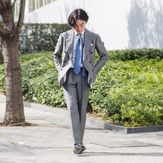 Come indossare e abbinare una cravatta azzurra quando fa caldo: Potresti indossare un abito grigio e una cravatta azzurra per un look elegante e di classe. Opta per un paio di mocassini eleganti in pelle neri per avere un aspetto più rilassato.