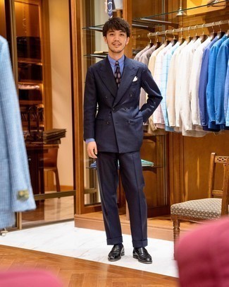 Moda uomo anni 30 in modo formale: Coniuga un abito blu scuro con una camicia elegante blu come un vero gentiluomo. Non vuoi calcare troppo la mano con le scarpe? Opta per un paio di mocassini eleganti in pelle neri per la giornata.
