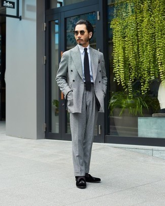 Look alla moda per uomo: Abito a quadri grigio, Camicia elegante bianca, Mocassini eleganti di velluto ricamati neri, Cravatta nera