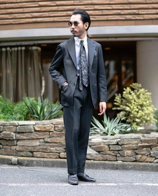 Come indossare e abbinare una cravatta con stampa cachemire: Vestiti con un abito grigio scuro e una cravatta con stampa cachemire per essere sofisticato e di classe. Vuoi osare? Completa il tuo look con un paio di mocassini eleganti in pelle neri.