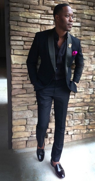 Come indossare e abbinare un fazzoletto da taschino rosa in modo formale: Coniuga un abito nero con un fazzoletto da taschino rosa per un look semplice, da indossare ogni giorno. Aggiungi un paio di mocassini eleganti in pelle neri al tuo look per migliorare all'istante il tuo stile.