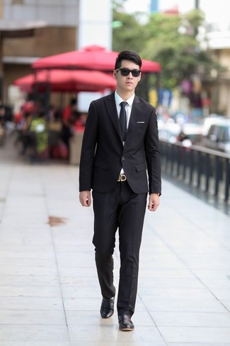 Come indossare e abbinare una cravatta nera per un uomo di 30 anni in modo formale: Vestiti con un abito nero e una cravatta nera come un vero gentiluomo. Scegli un paio di mocassini eleganti in pelle neri per avere un aspetto più rilassato.