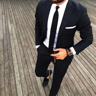 Quale scarpe indossare con un abito nero: Vestiti con un abito nero e una camicia elegante bianca per un look elegante e alla moda. Se non vuoi essere troppo formale, mettiti un paio di mocassini eleganti in pelle neri.