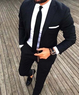 Quale mocassini eleganti indossare con un abito nero in modo formale: Potresti abbinare un abito nero con una camicia elegante bianca come un vero gentiluomo. Se non vuoi essere troppo formale, prova con un paio di mocassini eleganti.