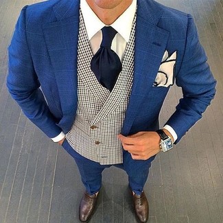Come indossare e abbinare un abito a quadri blu: Scegli un outfit composto da un abito a quadri blu e una camicia elegante bianca per un look elegante e di classe. Mocassini eleganti in pelle marrone scuro sono una valida scelta per completare il look.