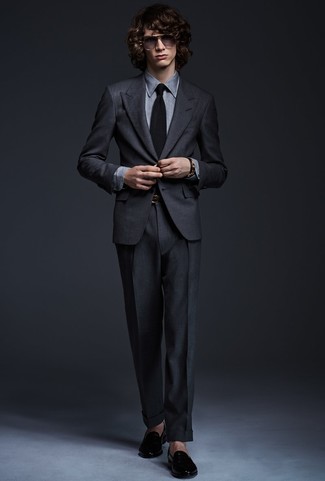 Quale camicia elegante indossare con un abito grigio scuro per un uomo di 20 anni: Abbina un abito grigio scuro con una camicia elegante come un vero gentiluomo. Calza un paio di mocassini eleganti in pelle neri per un tocco più rilassato.