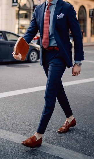 Come indossare e abbinare una cravatta a pois rossa quando fa caldo in modo formale: Vestiti con un abito blu scuro e una cravatta a pois rossa per essere sofisticato e di classe. Mettiti un paio di mocassini eleganti in pelle terracotta per un tocco più rilassato.