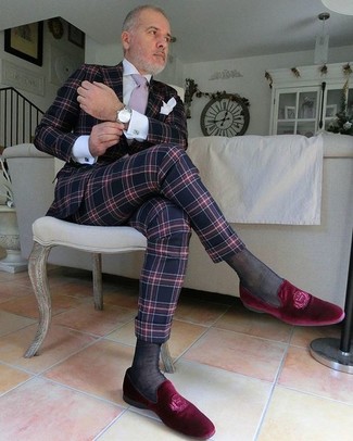 Come indossare e abbinare una cravatta per un uomo di 50 anni in modo formale: Abbina un abito scozzese blu scuro con una cravatta per essere sofisticato e di classe. Prova con un paio di mocassini eleganti di velluto rossi per avere un aspetto più rilassato.