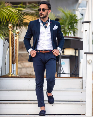 Quale abito indossare con mocassini eleganti blu scuro: Abbina un abito con una camicia elegante bianca per un look elegante e alla moda. Per un look più rilassato, calza un paio di mocassini eleganti blu scuro.