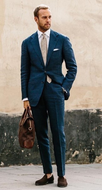 Come indossare e abbinare una cravatta a quadri beige: Potresti indossare un abito foglia di tè e una cravatta a quadri beige per un look elegante e alla moda. Se non vuoi essere troppo formale, mettiti un paio di mocassini eleganti di velluto marrone scuro.