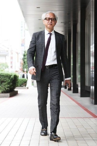 Come indossare e abbinare una cravatta a righe orizzontali rossa: Potresti abbinare un abito grigio scuro con una cravatta a righe orizzontali rossa per essere sofisticato e di classe. Se non vuoi essere troppo formale, calza un paio di mocassini eleganti in pelle neri.